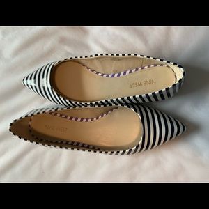 Navy and white pointy-toe ballet flat